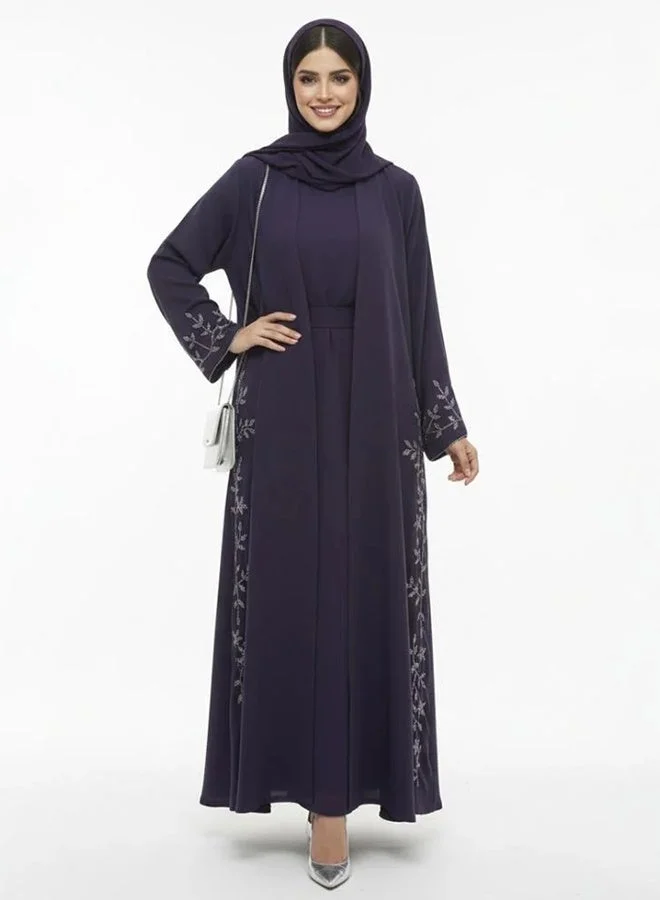 عبايات لمحة عباية باللون البنفسجي الداكن بزخارف